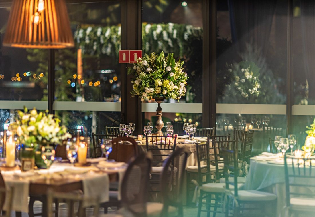 A wedding table set in the Sunburst Ballroom